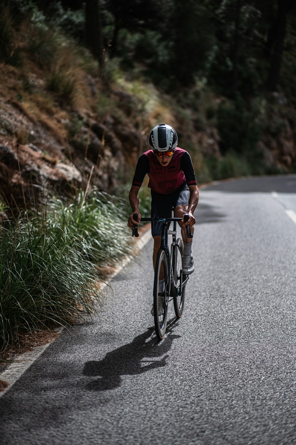 Un homme à vélo sur une route