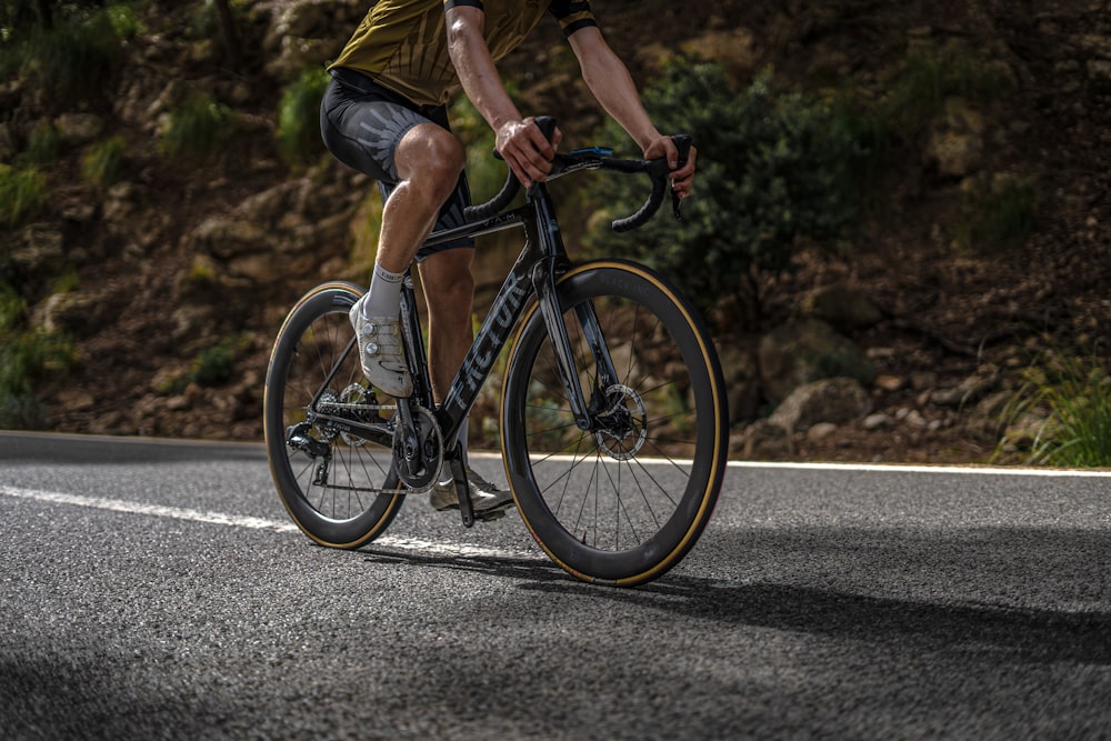 Un homme à vélo