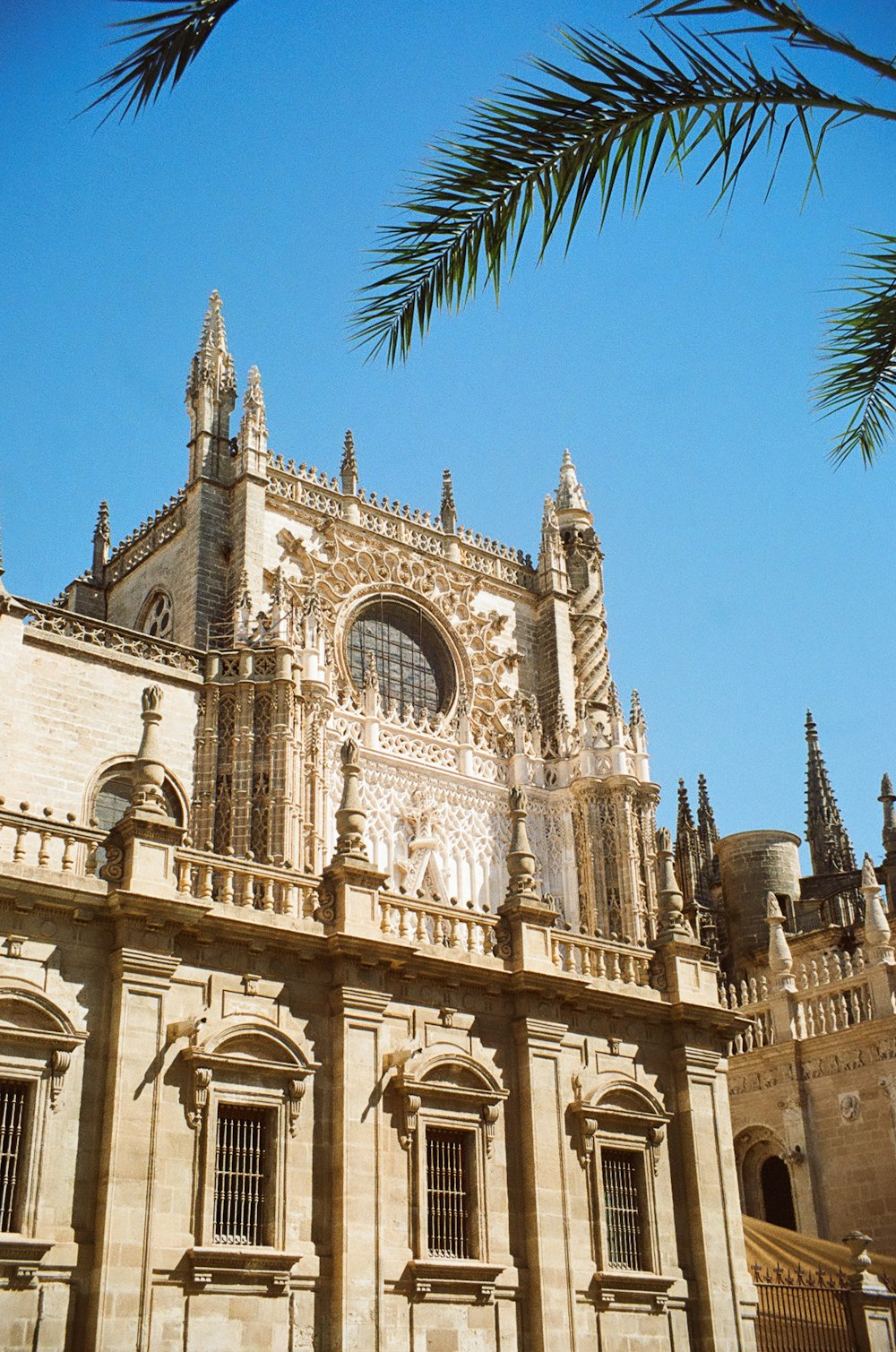 un gran edificio de piedra