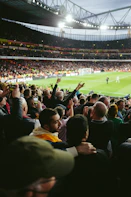 Gente en el estadio apoyando a su equipo de futbol