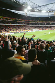 Gente en el estadio apoyando a su equipo de futbol