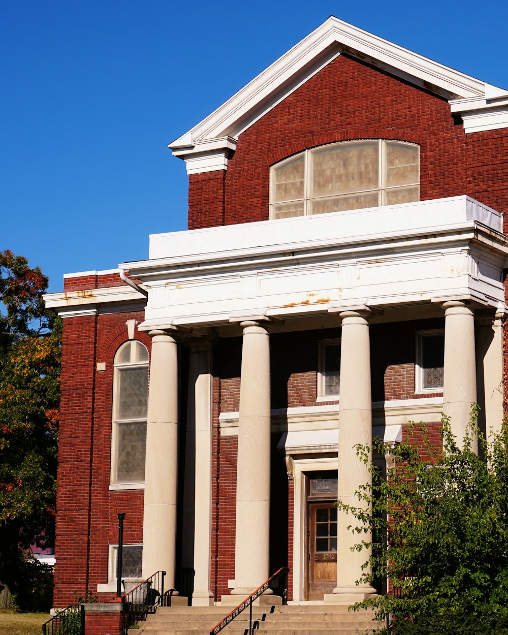 a brick building with pillars