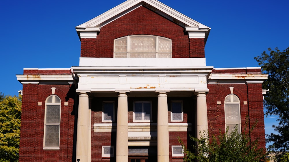 a brick building with pillars