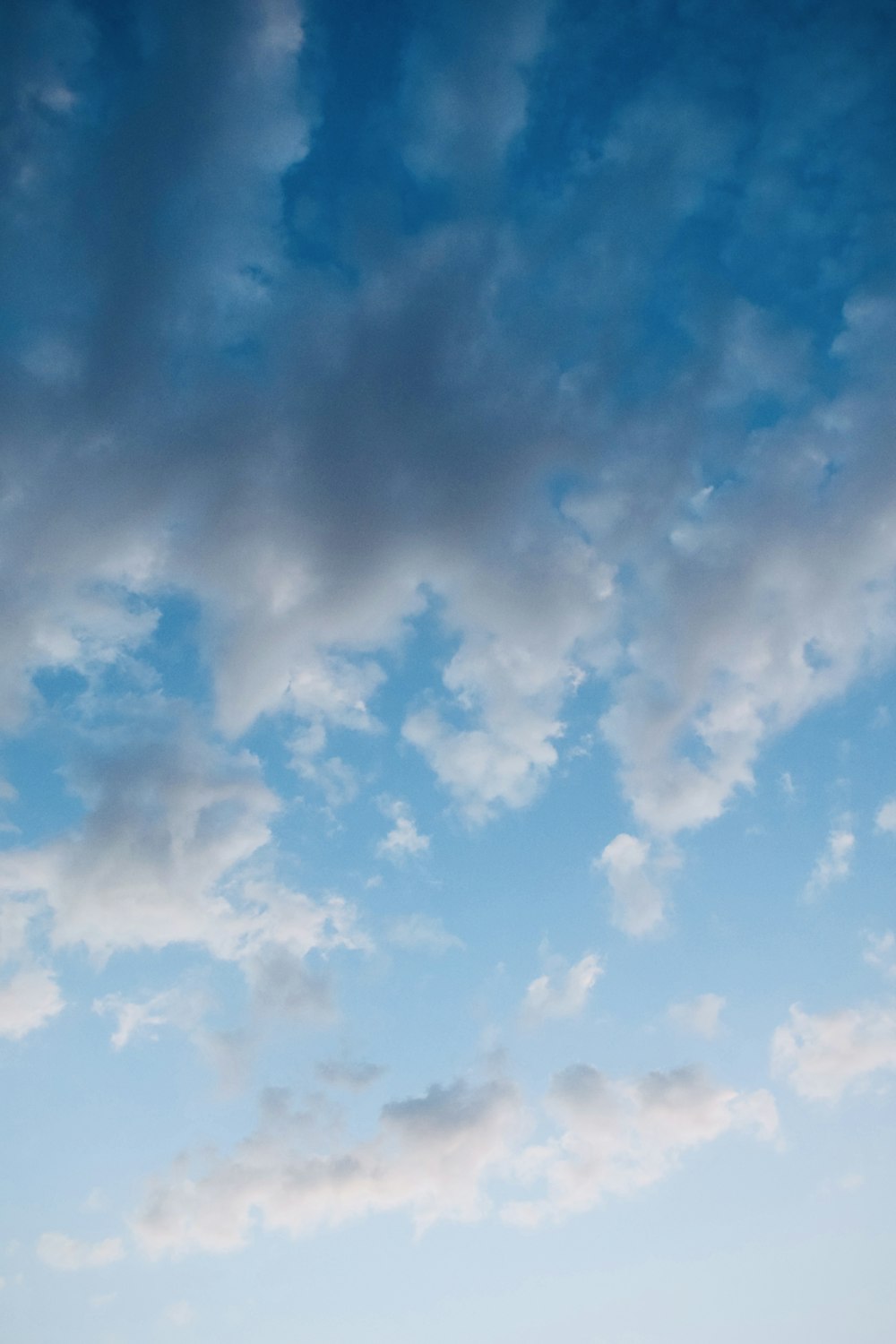 Un cielo azul con nubes