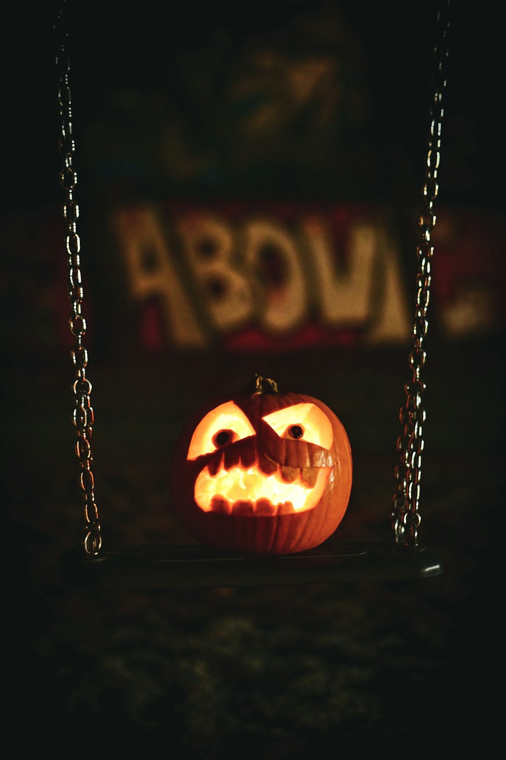 Un jack-o-lantern en una cadena