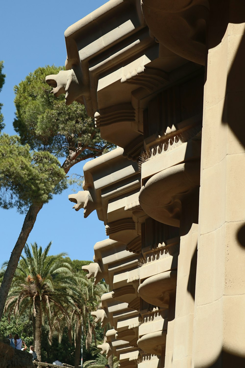 un edificio con una grande torre