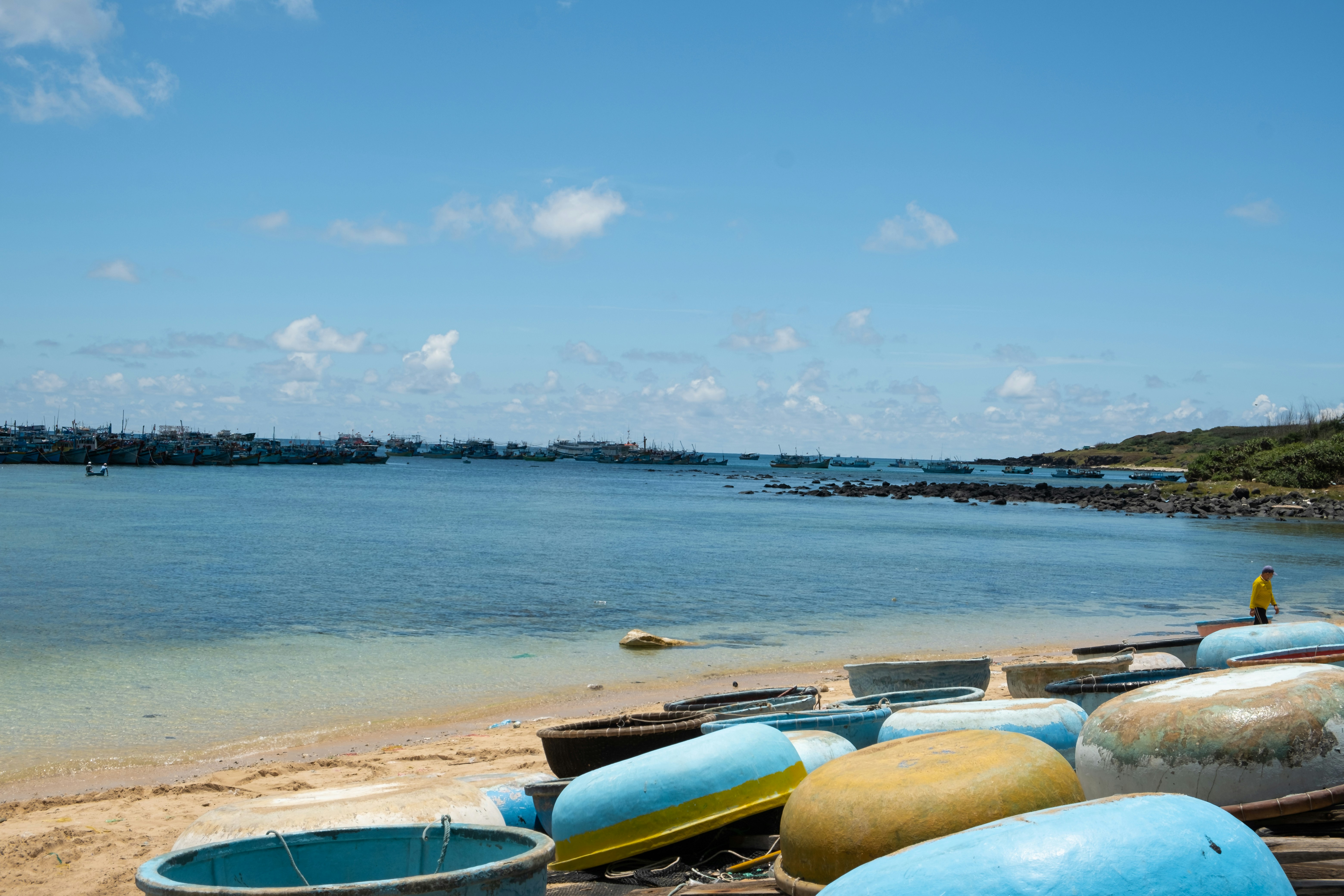 Una fila de barcos en una playa