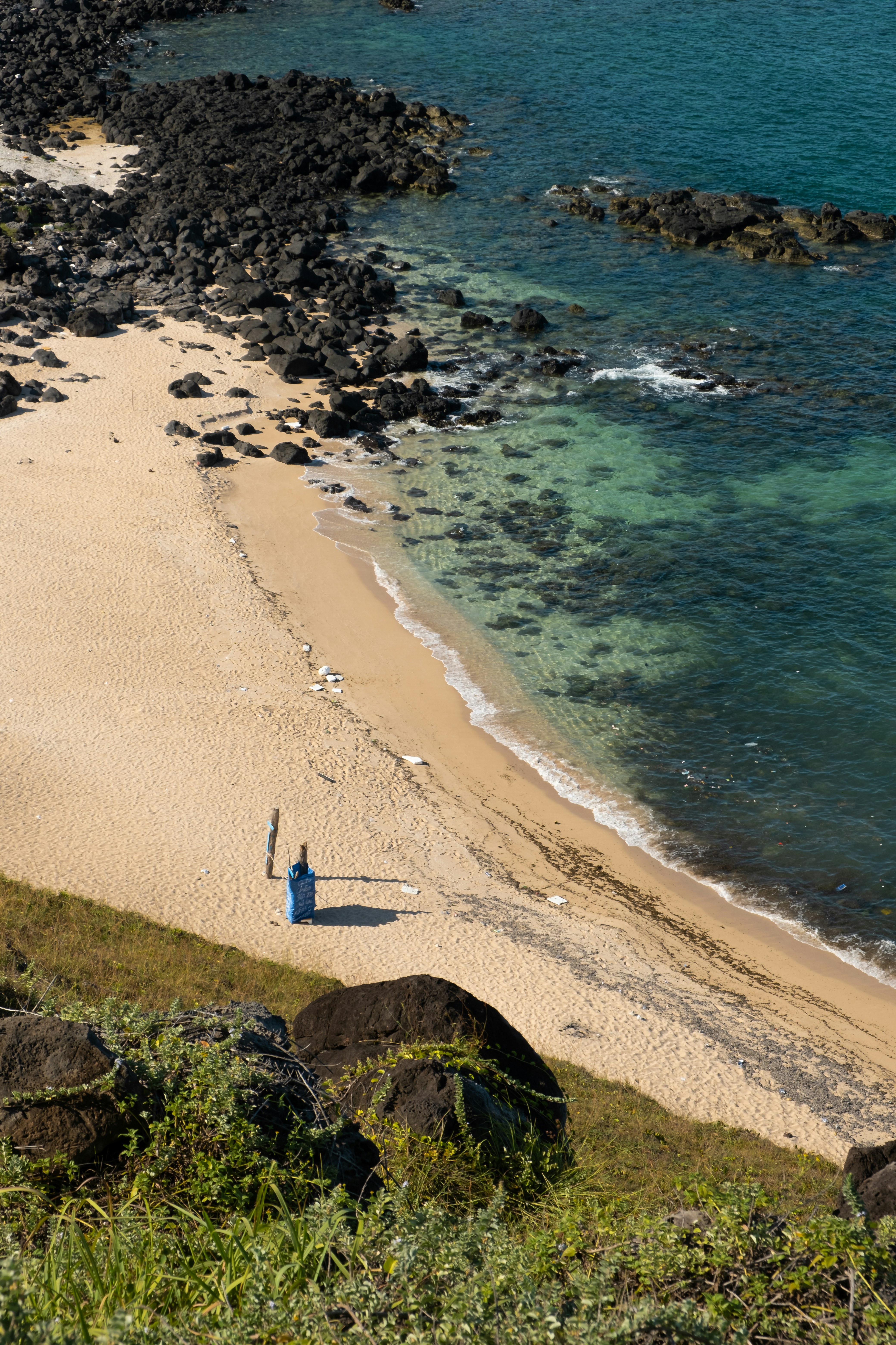 Una playa con gente en ella