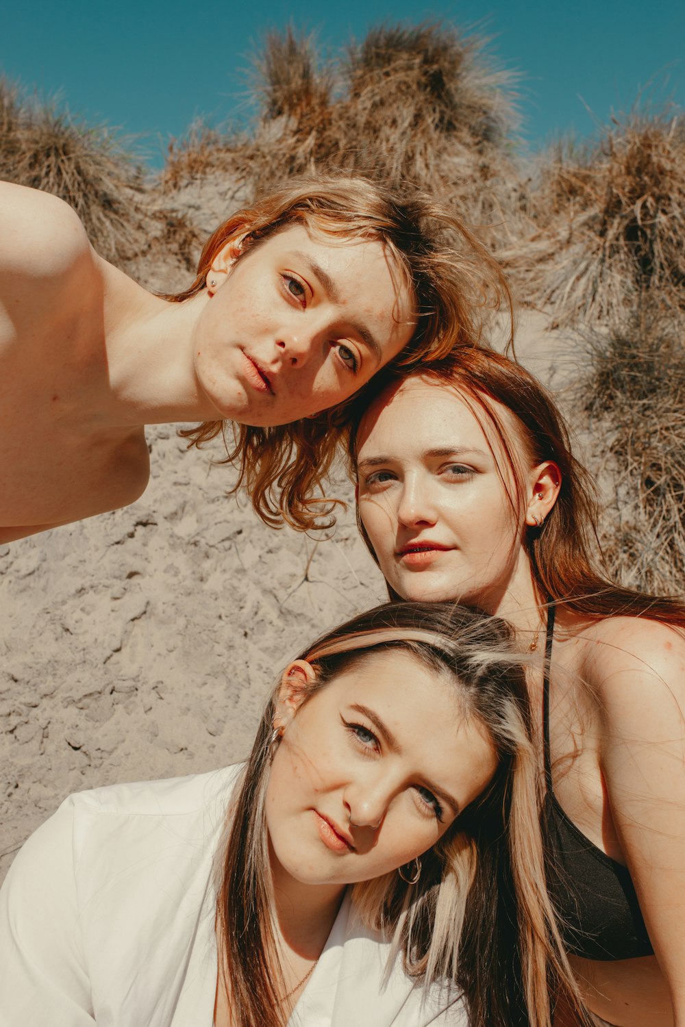 Un grupo de mujeres tomándose una selfie en una playa