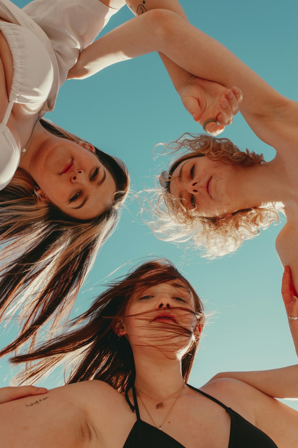 Eine Gruppe von Frauen posiert für ein Foto