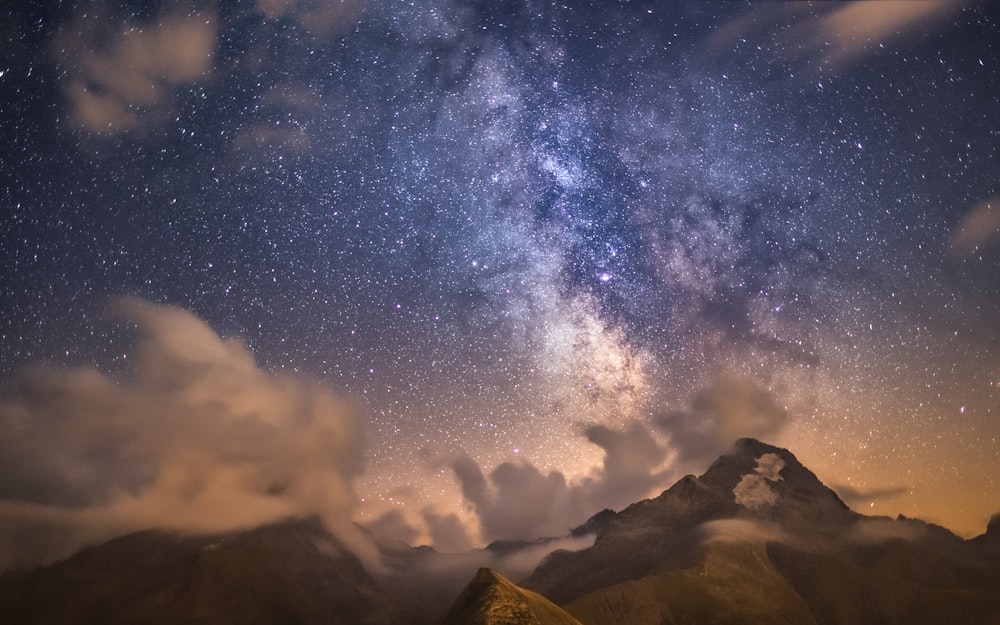 Una catena montuosa con stelle nel cielo