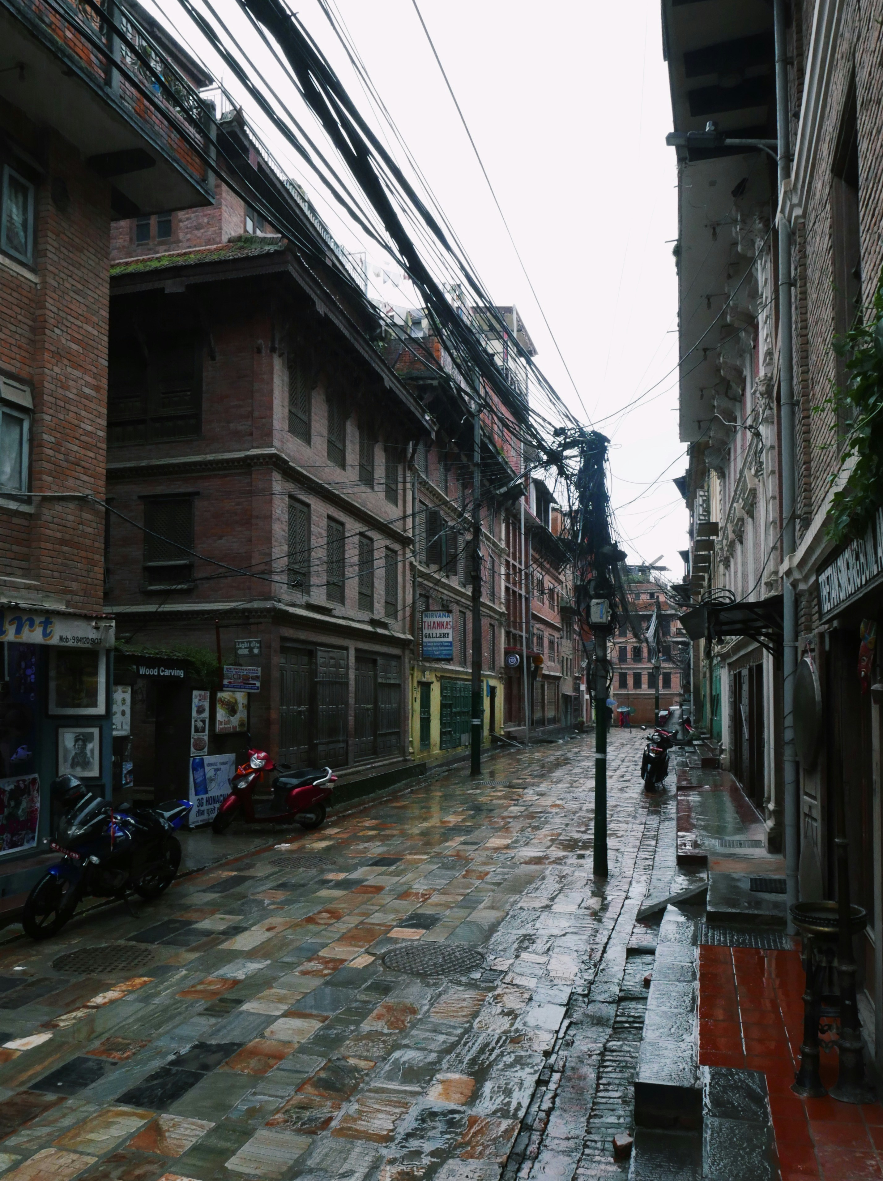 eine Kopfsteinpflasterstraße mit Gebäuden auf beiden Seiten