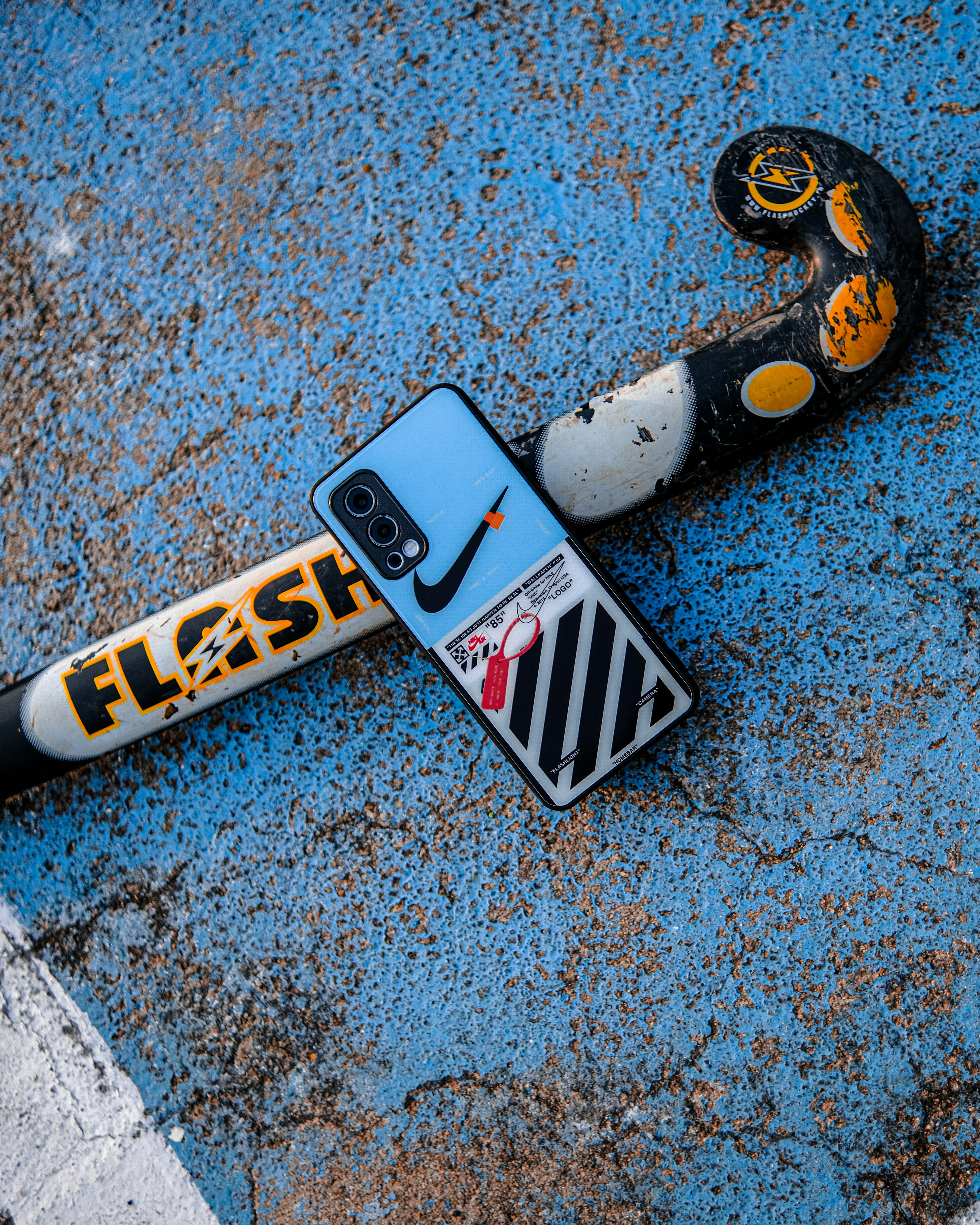 道路標識が地面に置かれている