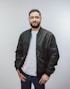 Hombre con chaqueta negra
