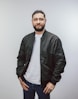 Hombre con chaqueta negra