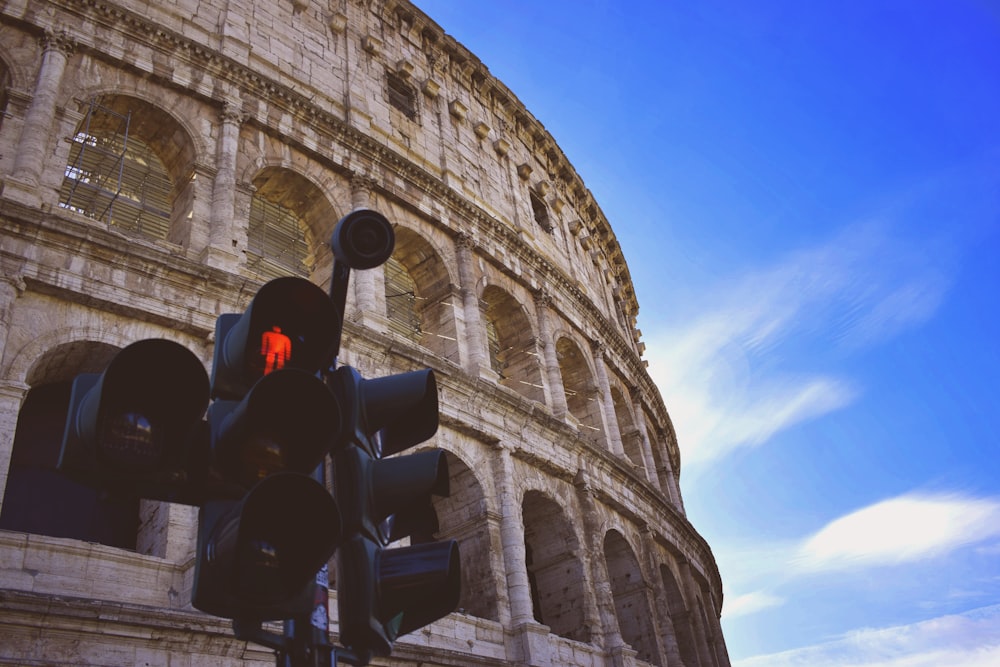 a traffic light in front of a stone building