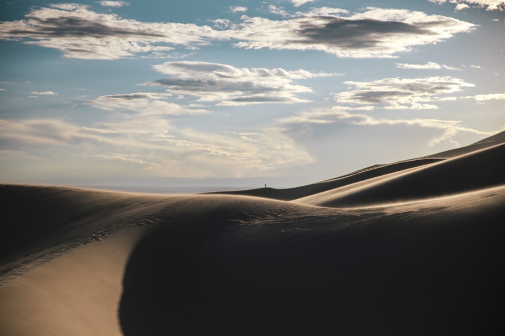 Ein Sandstrand mit blauem Himmel
