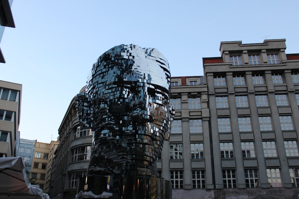 eine große Skulptur vor einem Gebäude