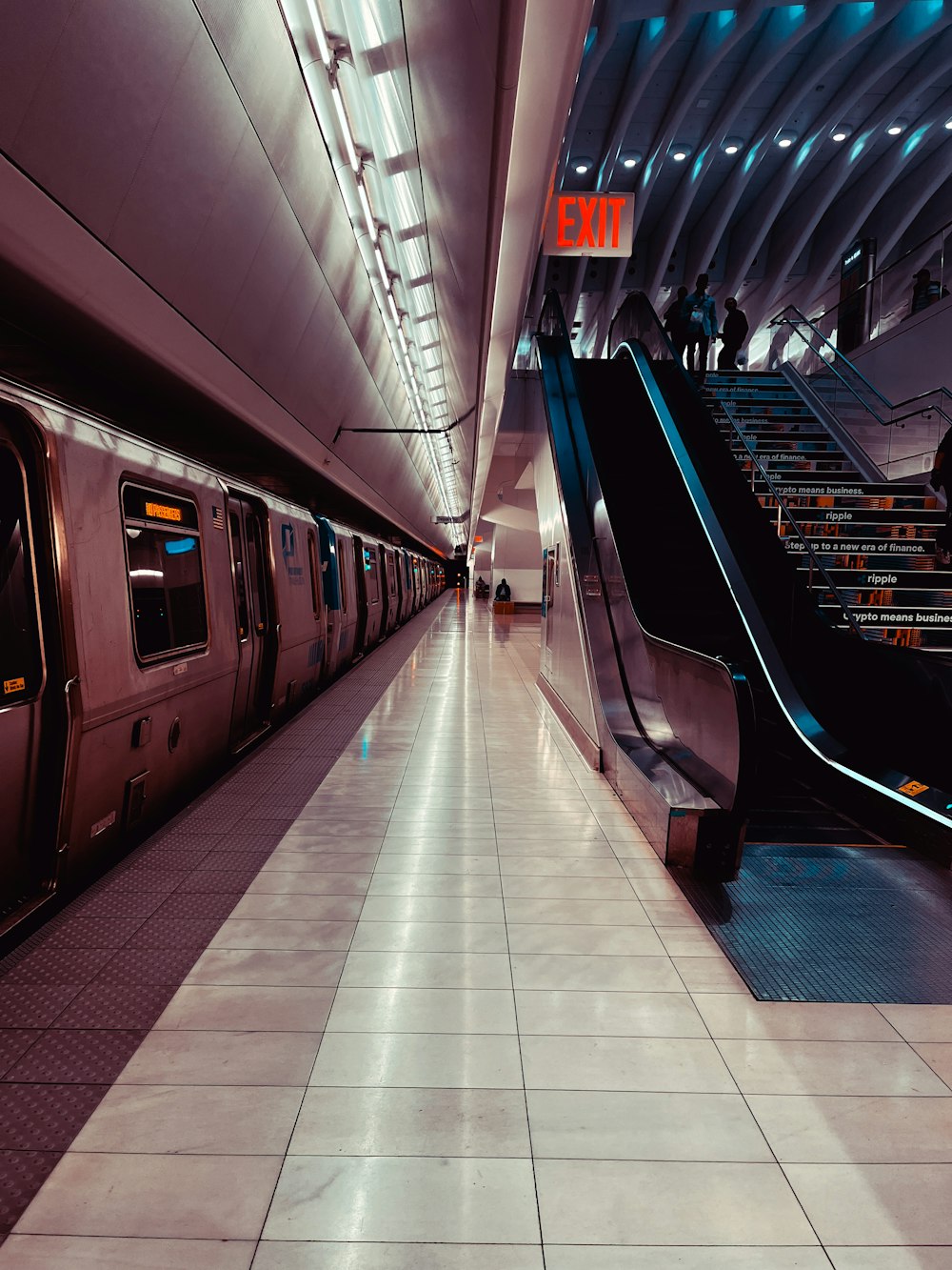 Un tren está estacionado en una estación de tren