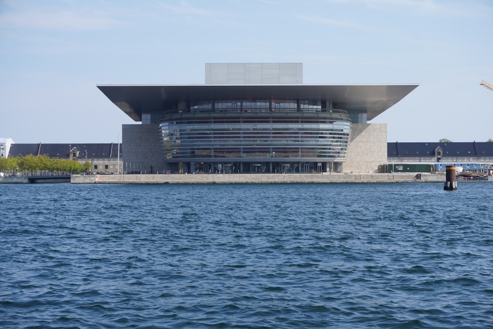 Opéra de Copenhague avec une grande façade vitrée