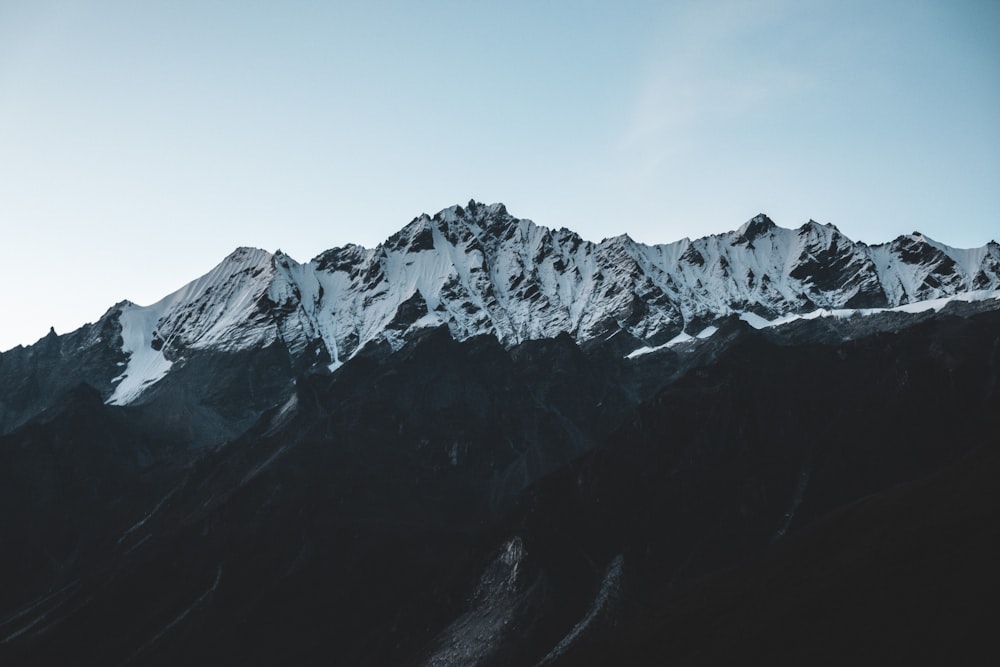 una montagna con la neve