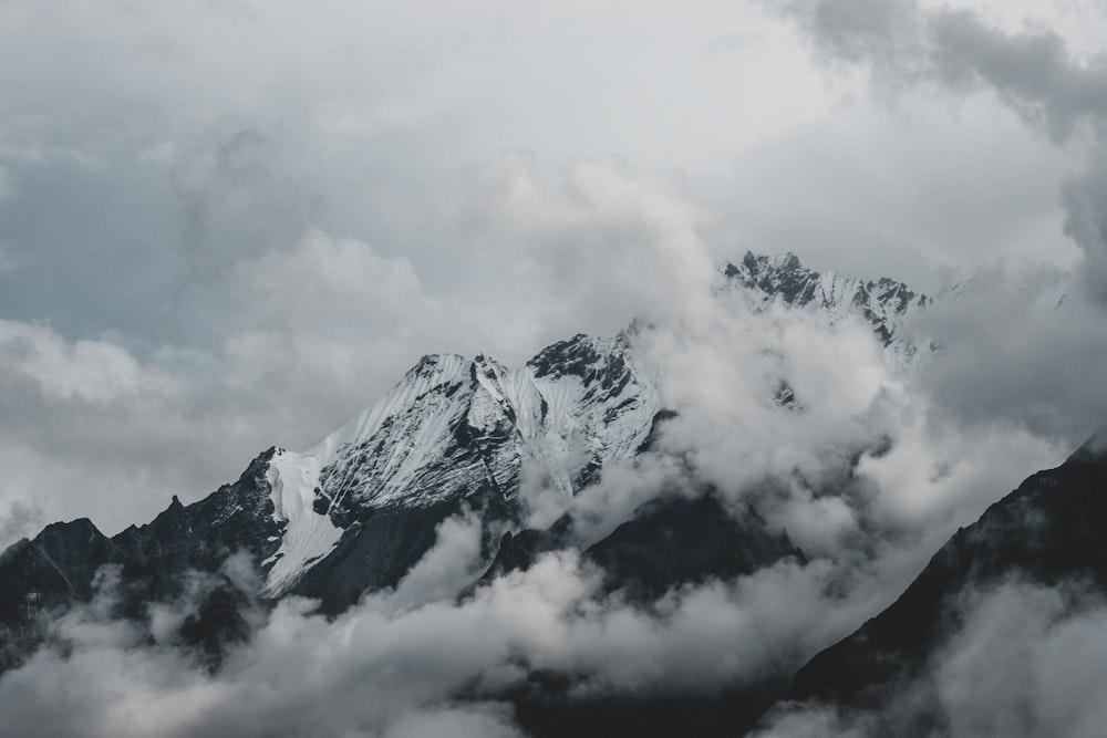 Una montaña cubierta de nubes