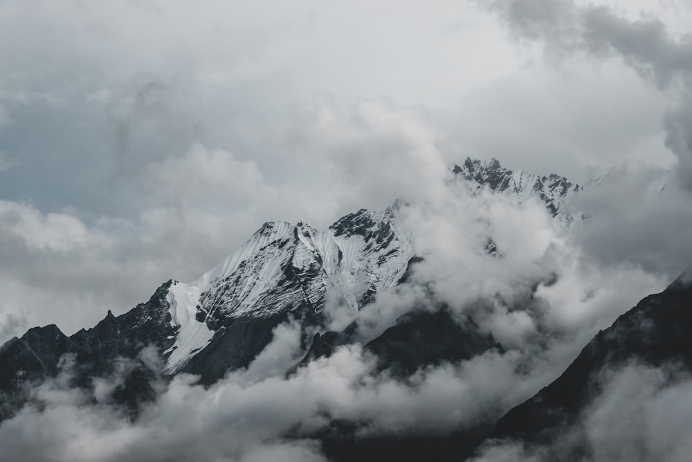 Una montagna coperta di nuvole
