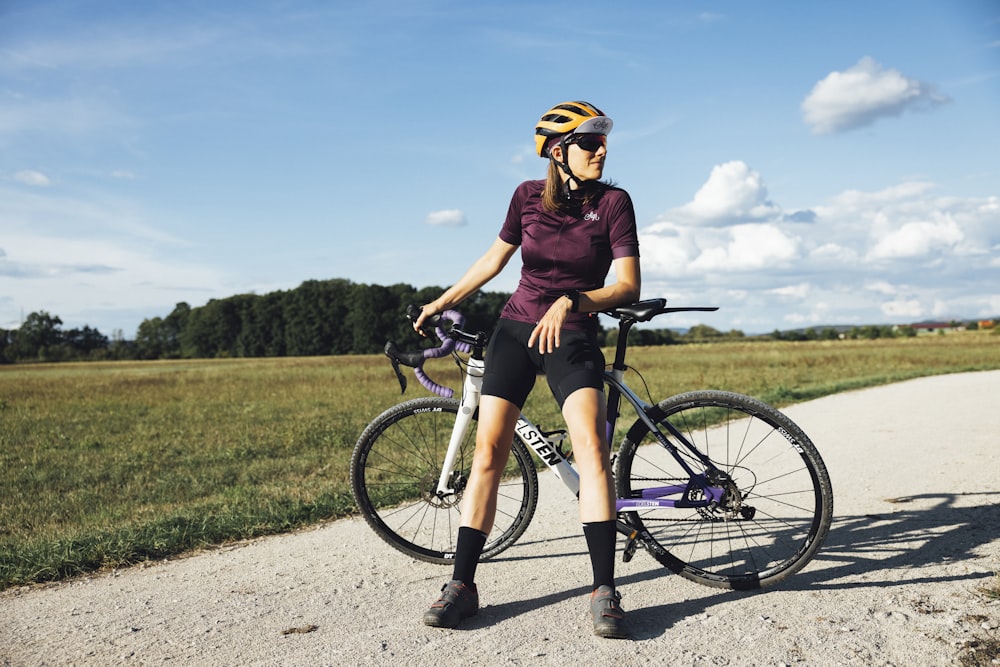 una persona en bicicleta