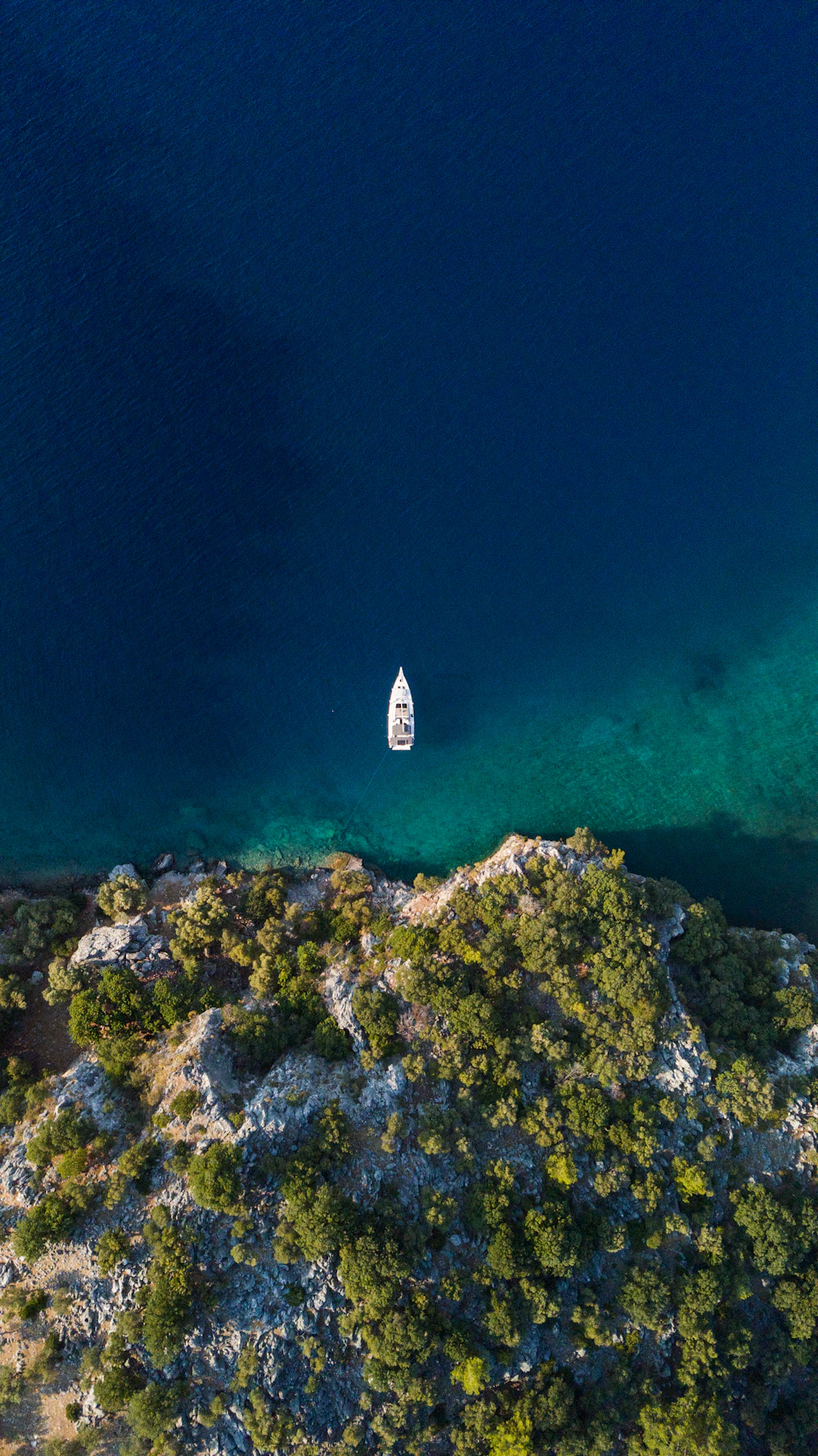 Göcek koylarında yelkenli ve sakin turkuaz deniz