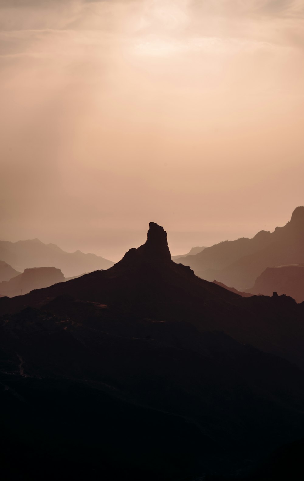 Eine Bergkette mit Sonnenuntergang