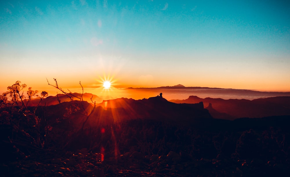 Ein Sonnenuntergang über einem Berg