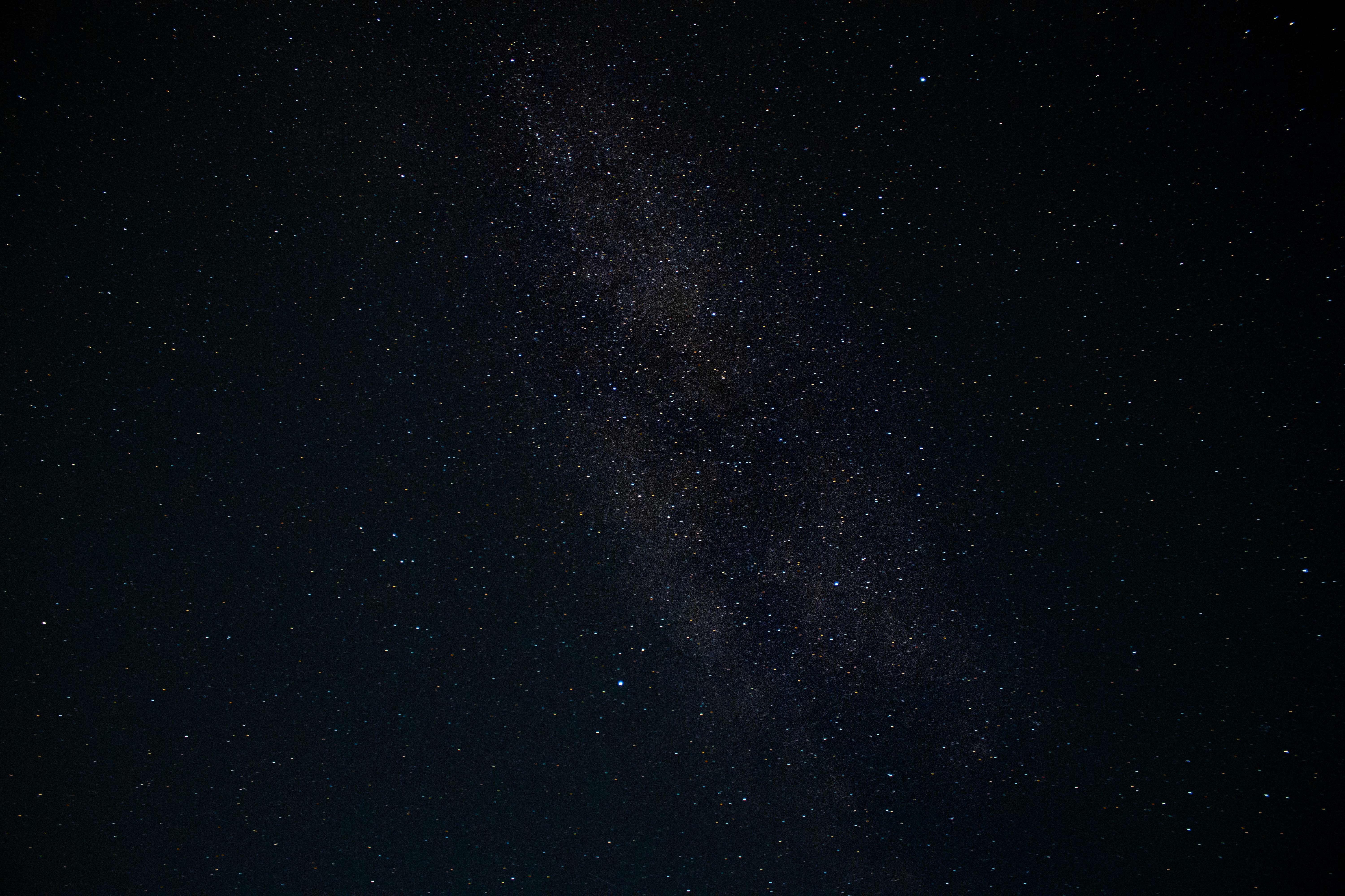 Cer nocturn cu stele strălucitoare, galaxie vizibilă, atmosferă cosmică și misterioasă