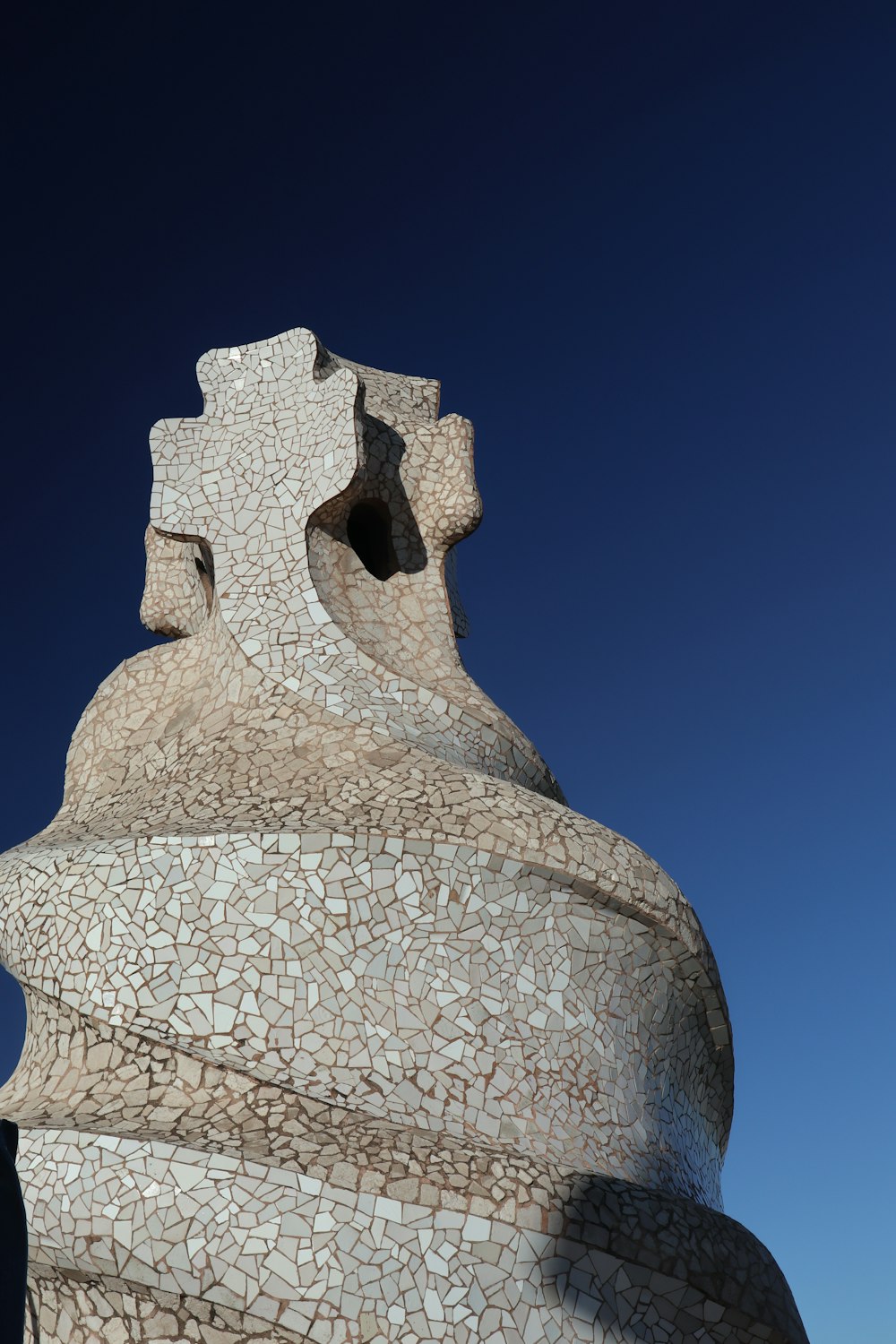 una scultura in pietra di una testa