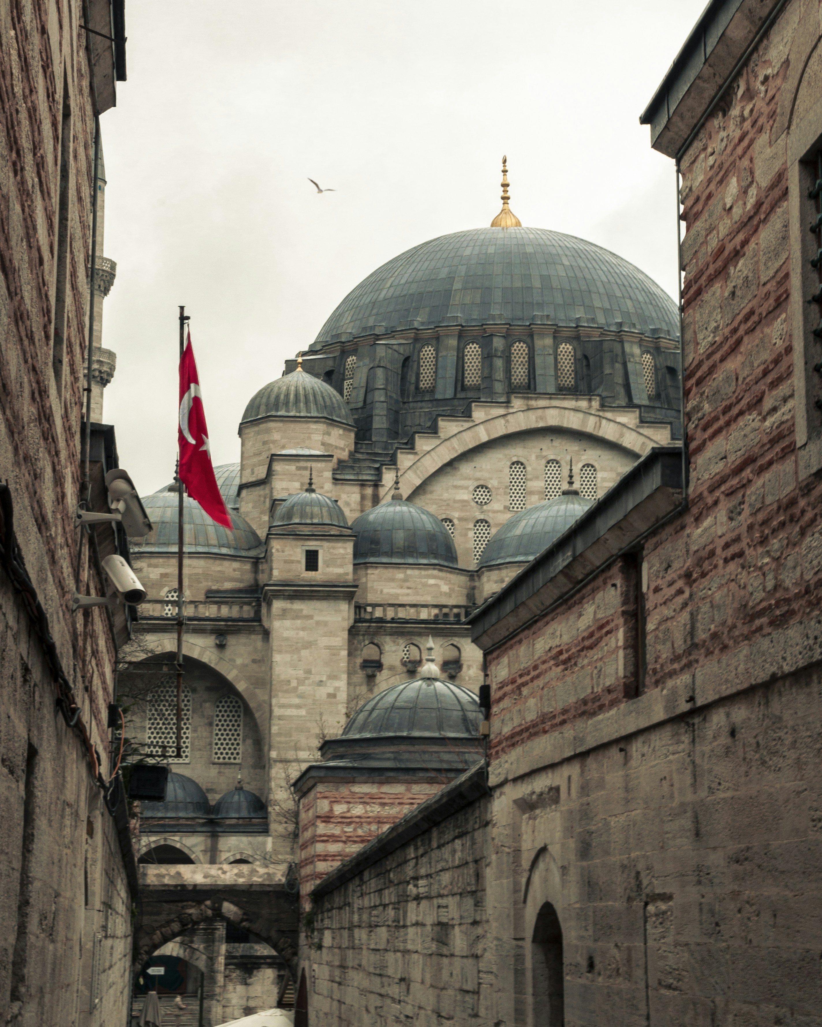 Un grande edificio con una bandiera in cima