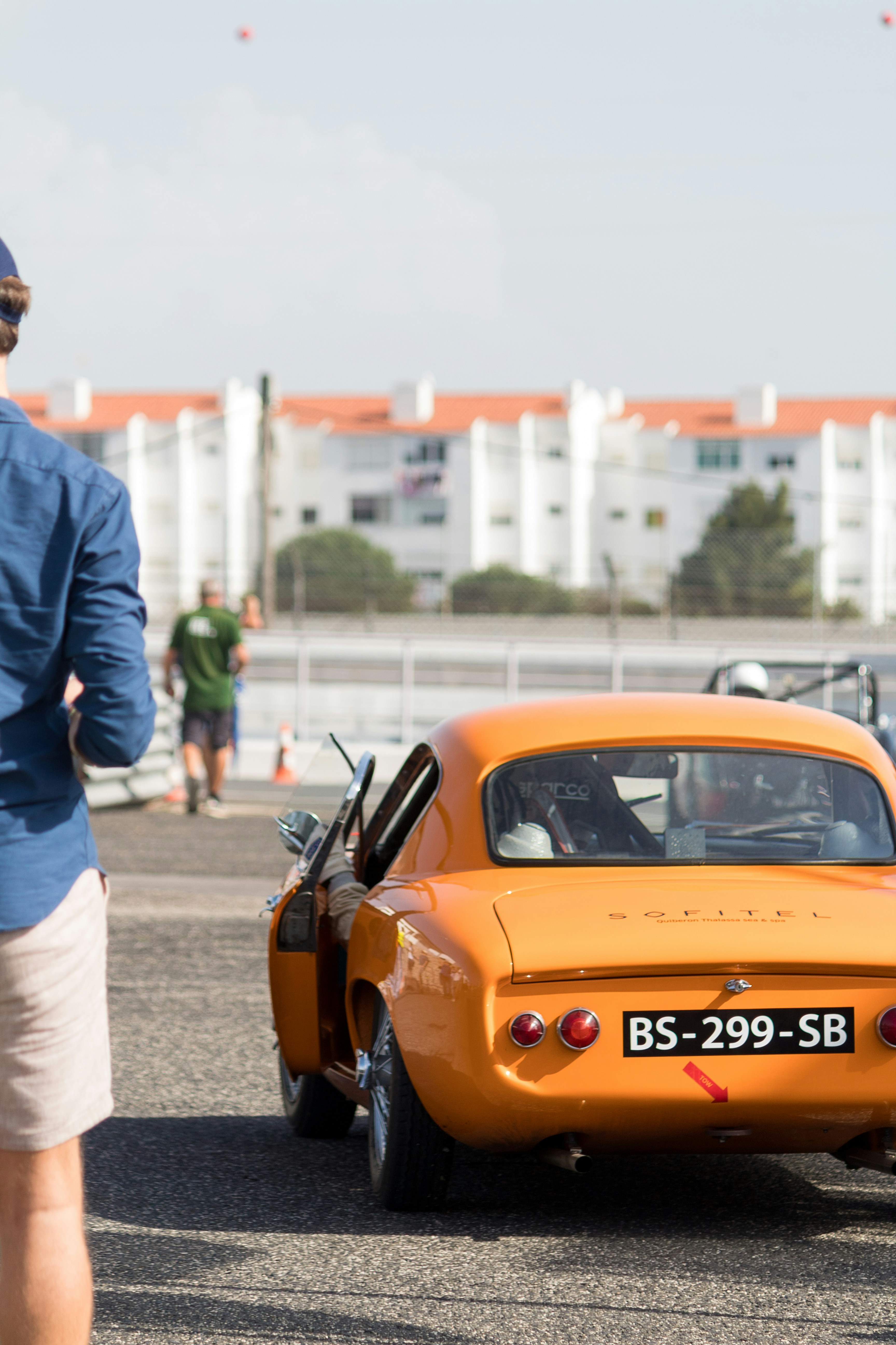 Un coche en una carretera