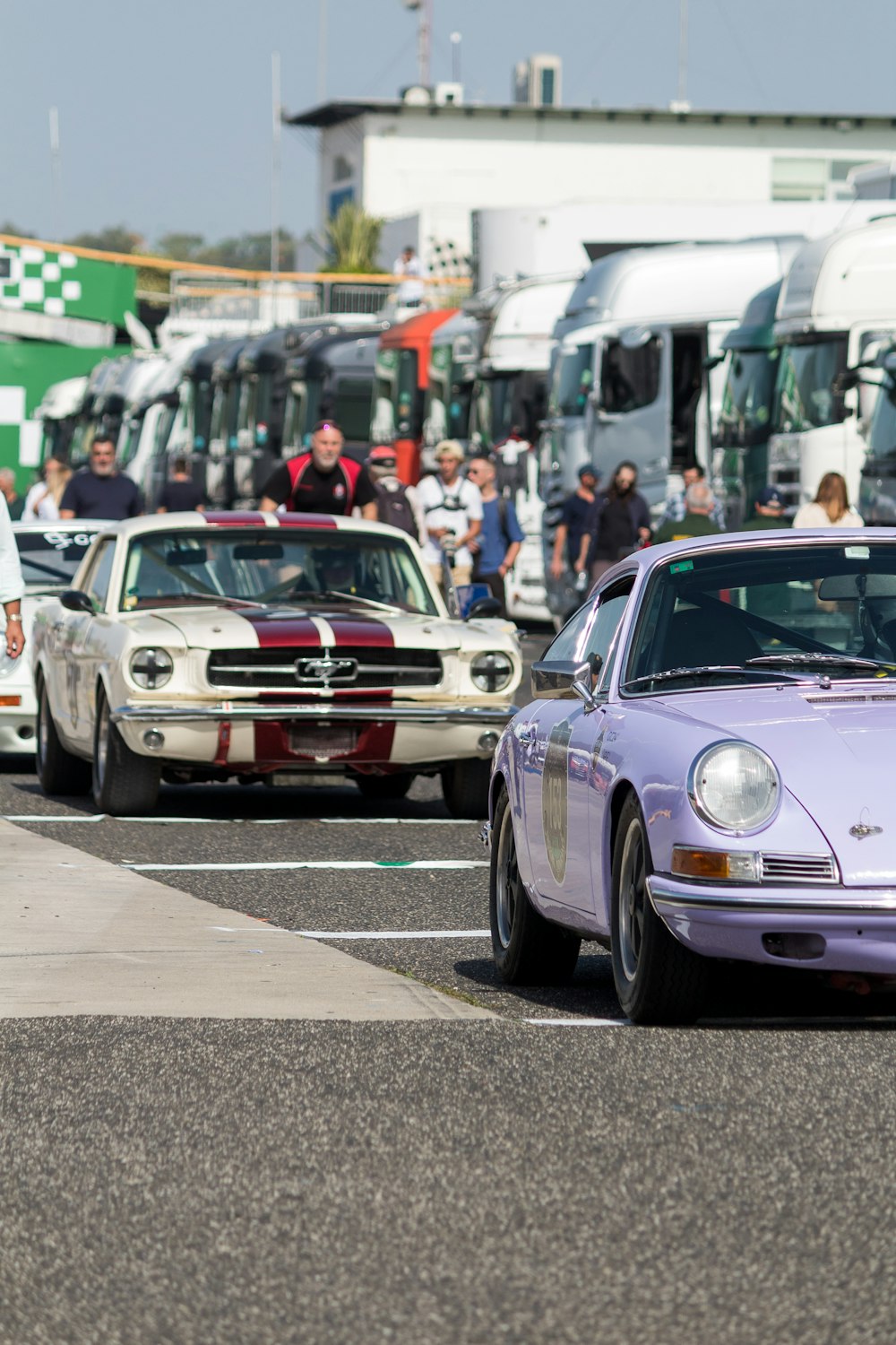 Eine Gruppe von Autos auf einer Straße