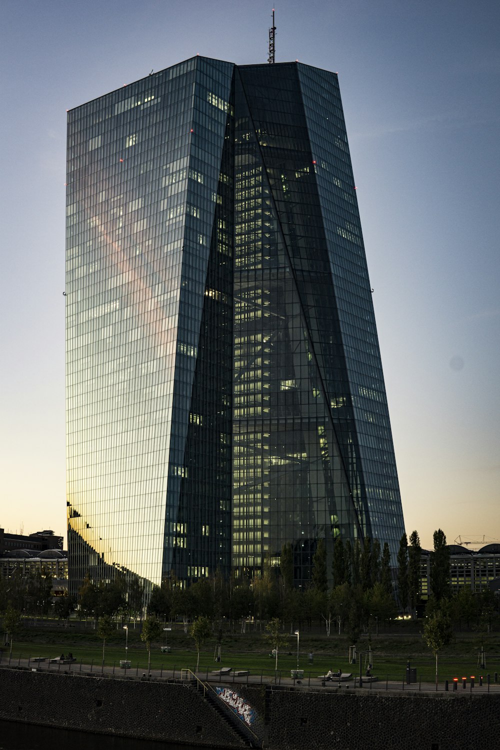 Un alto edificio di vetro