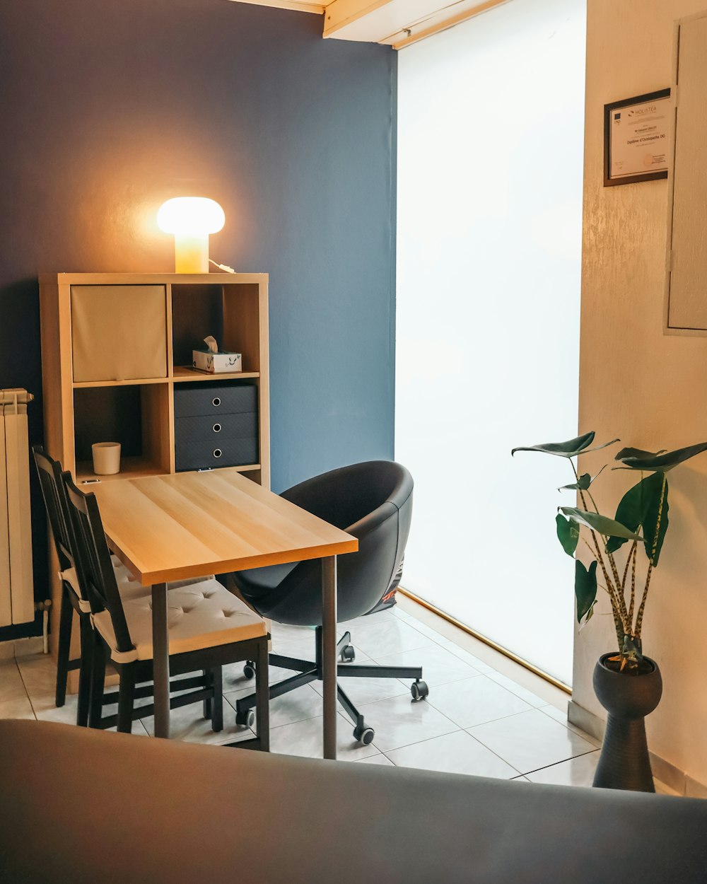 uma sala com uma mesa e cadeiras