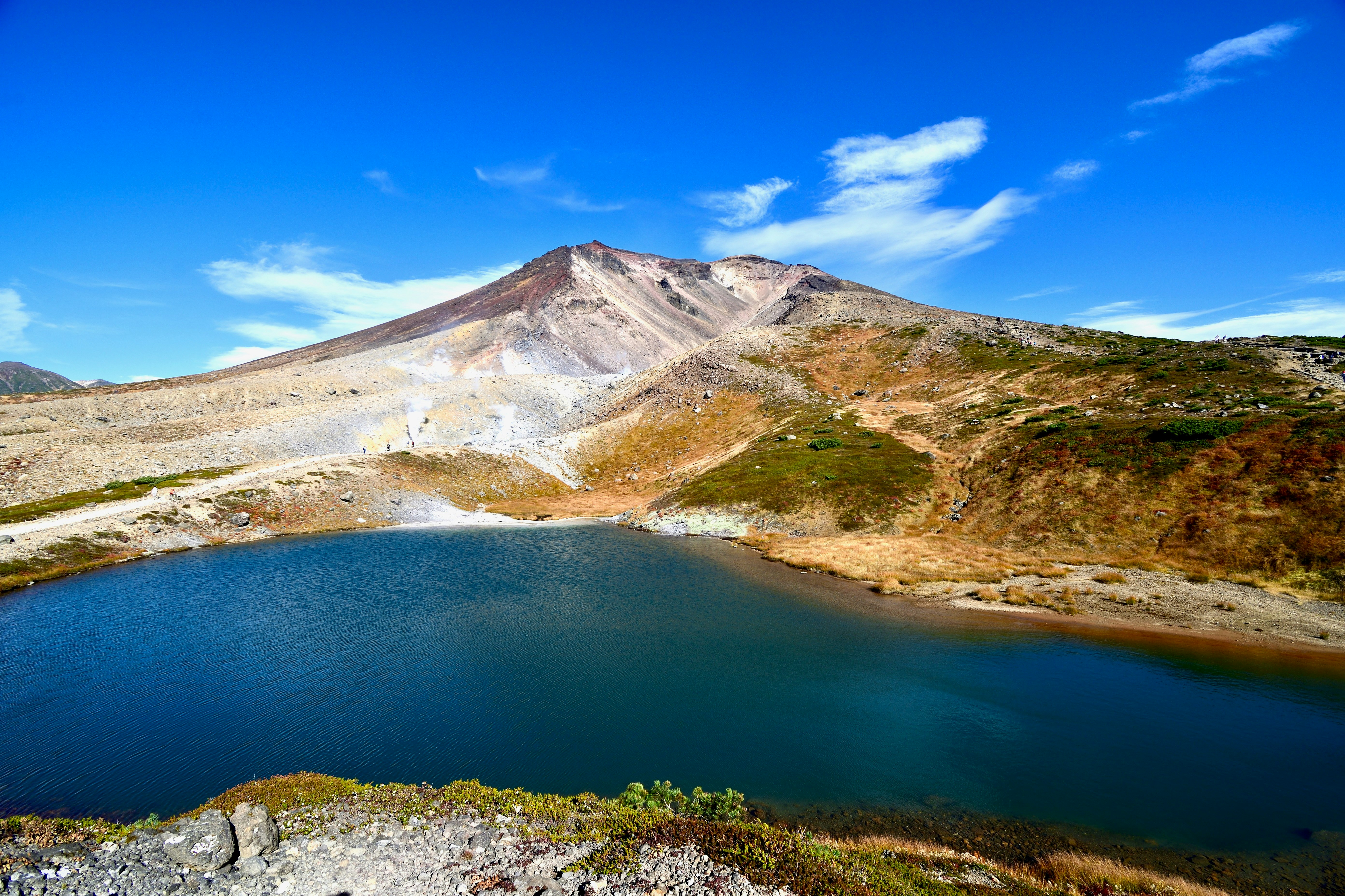 山を背景にした水域