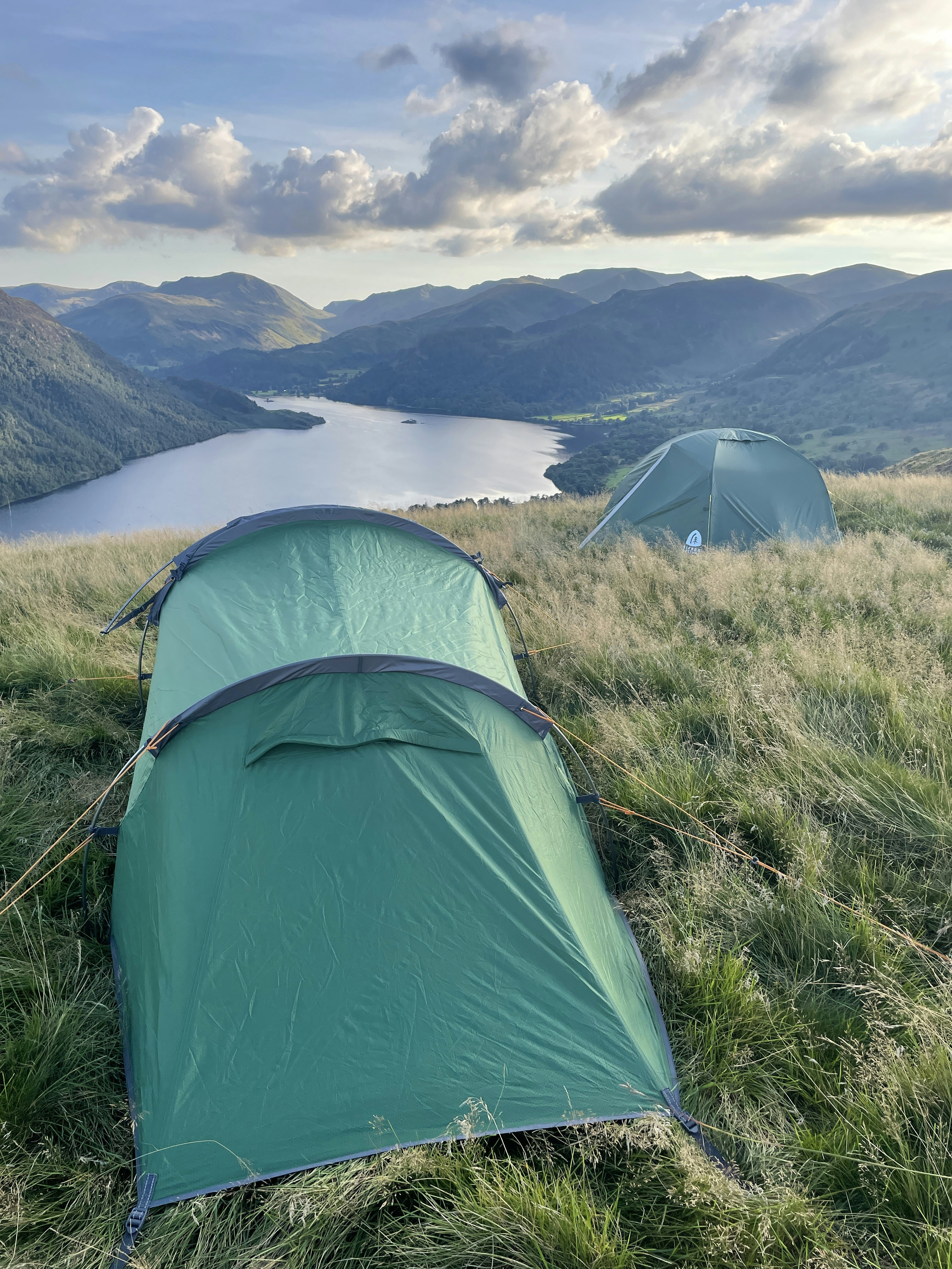 Camping tent windy mountain, ilustrasi artikel Mastering the Gale: A Pro’s Guide to Pitching a Tent in High Winds 9