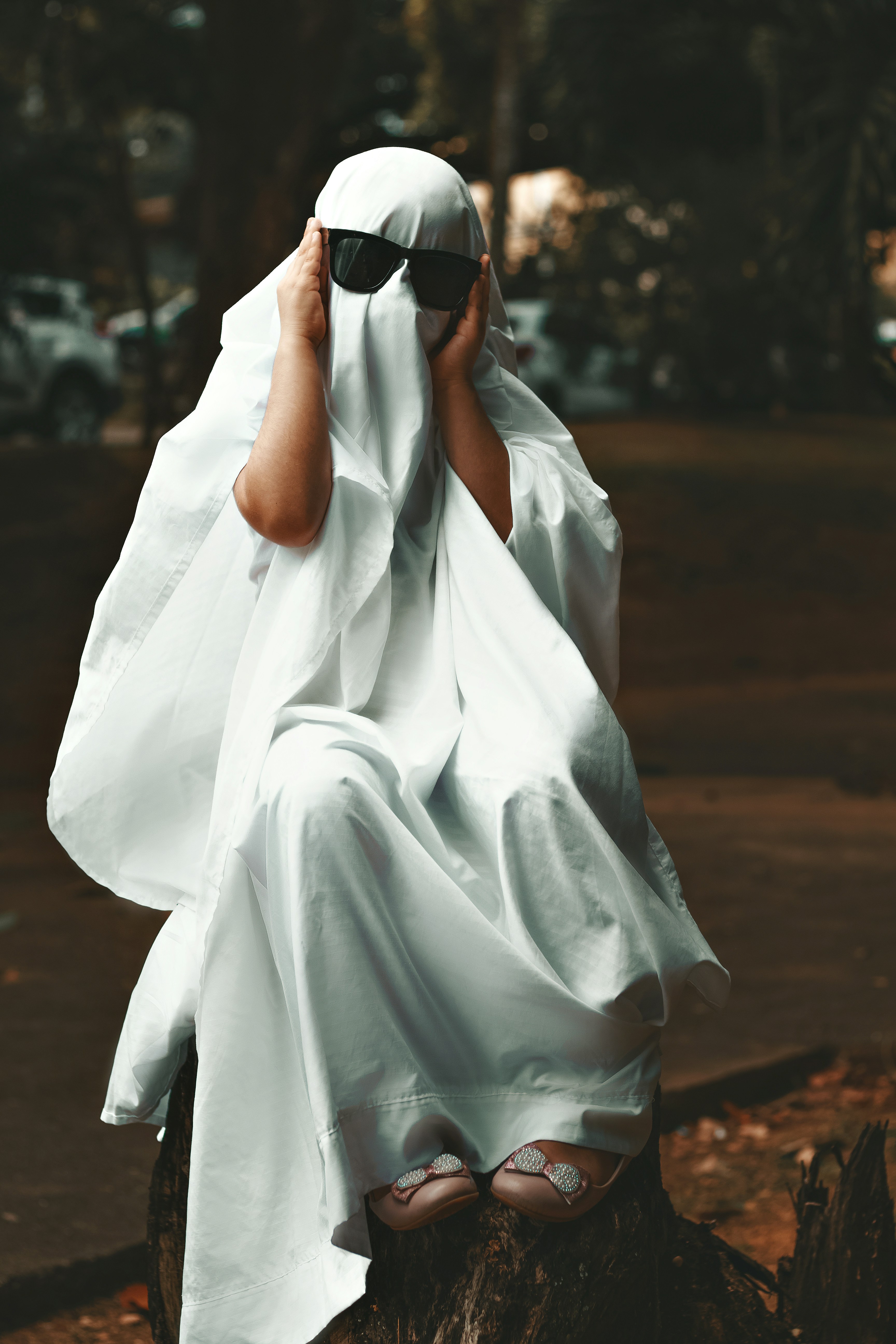 A person wearing a white robe and sunglasses photo – Free Accessories ...