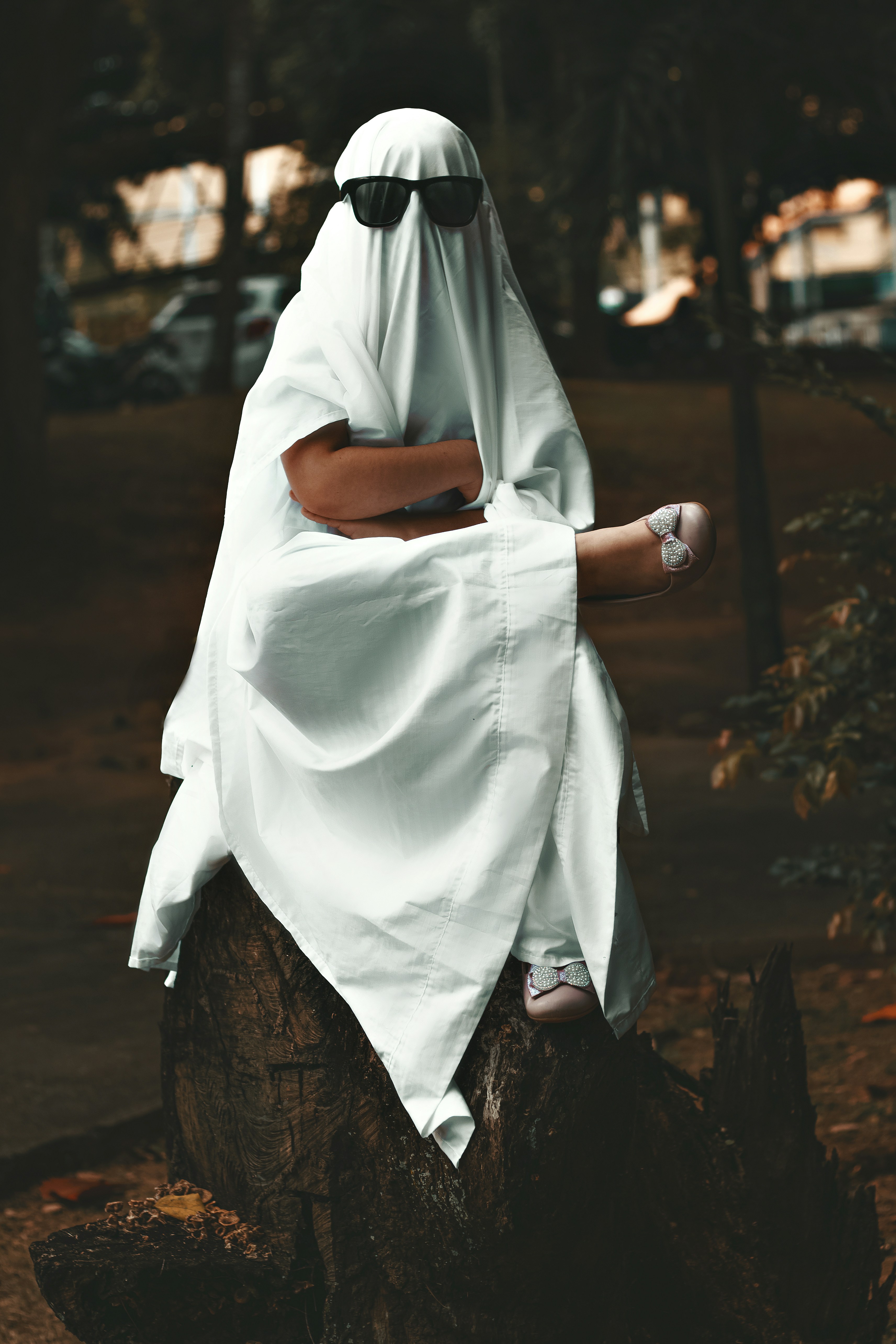 A person wearing a white robe photo – Free Grey Image on Unsplash