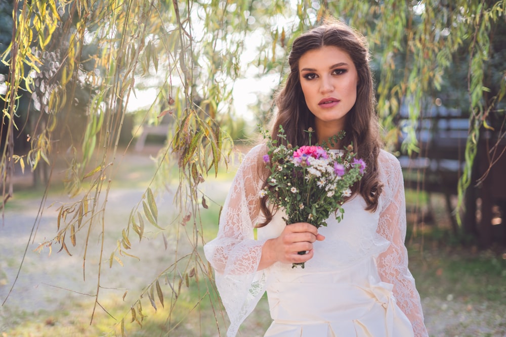 Une femme tenant des fleurs