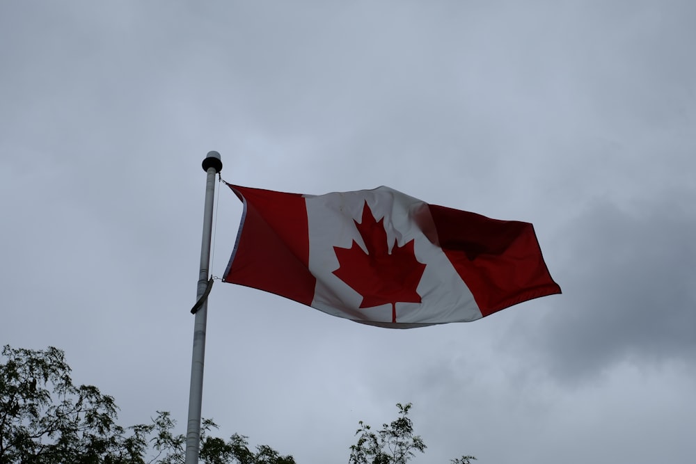 Un drapeau rouge et blanc