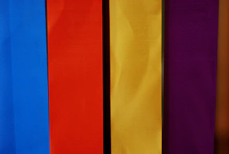 Horizontal timeline with four colorful cards and icons representing each step.