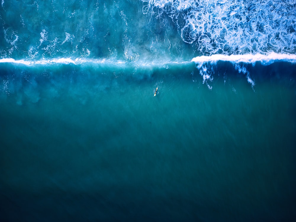 a large wave in the ocean