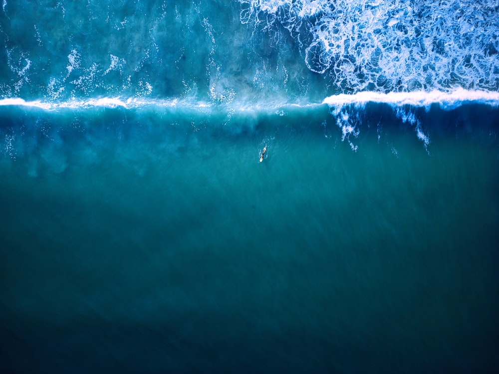 Une grosse vague dans l’océan