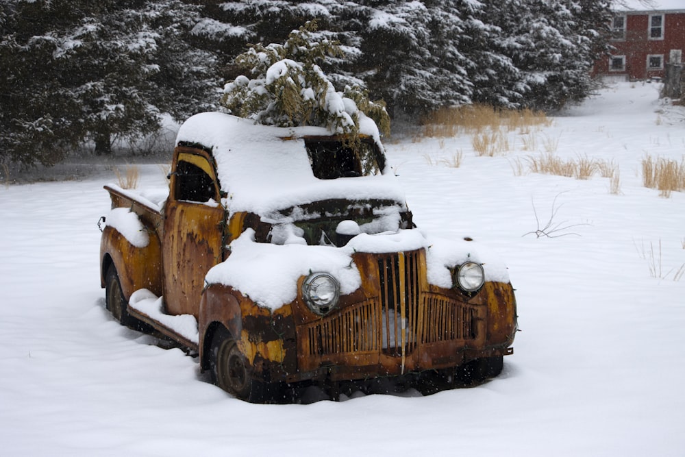 um carro coberto de neve