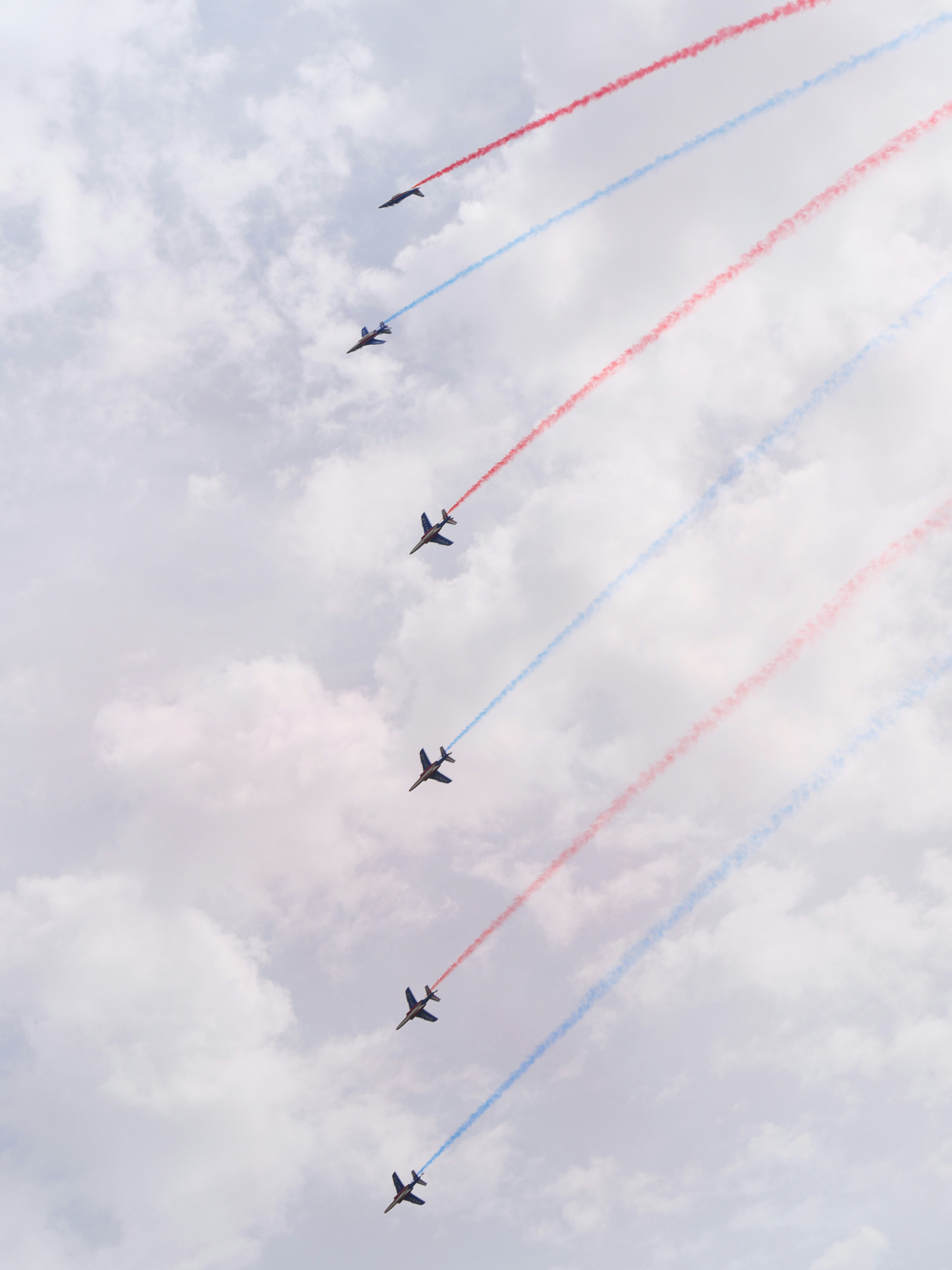 airplanes flying in formation