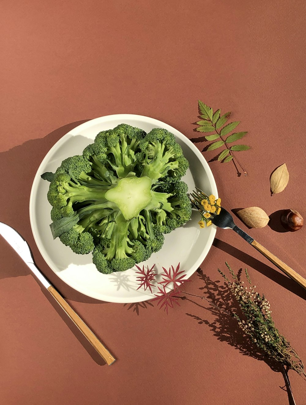 un piatto di broccoli e cucchiai